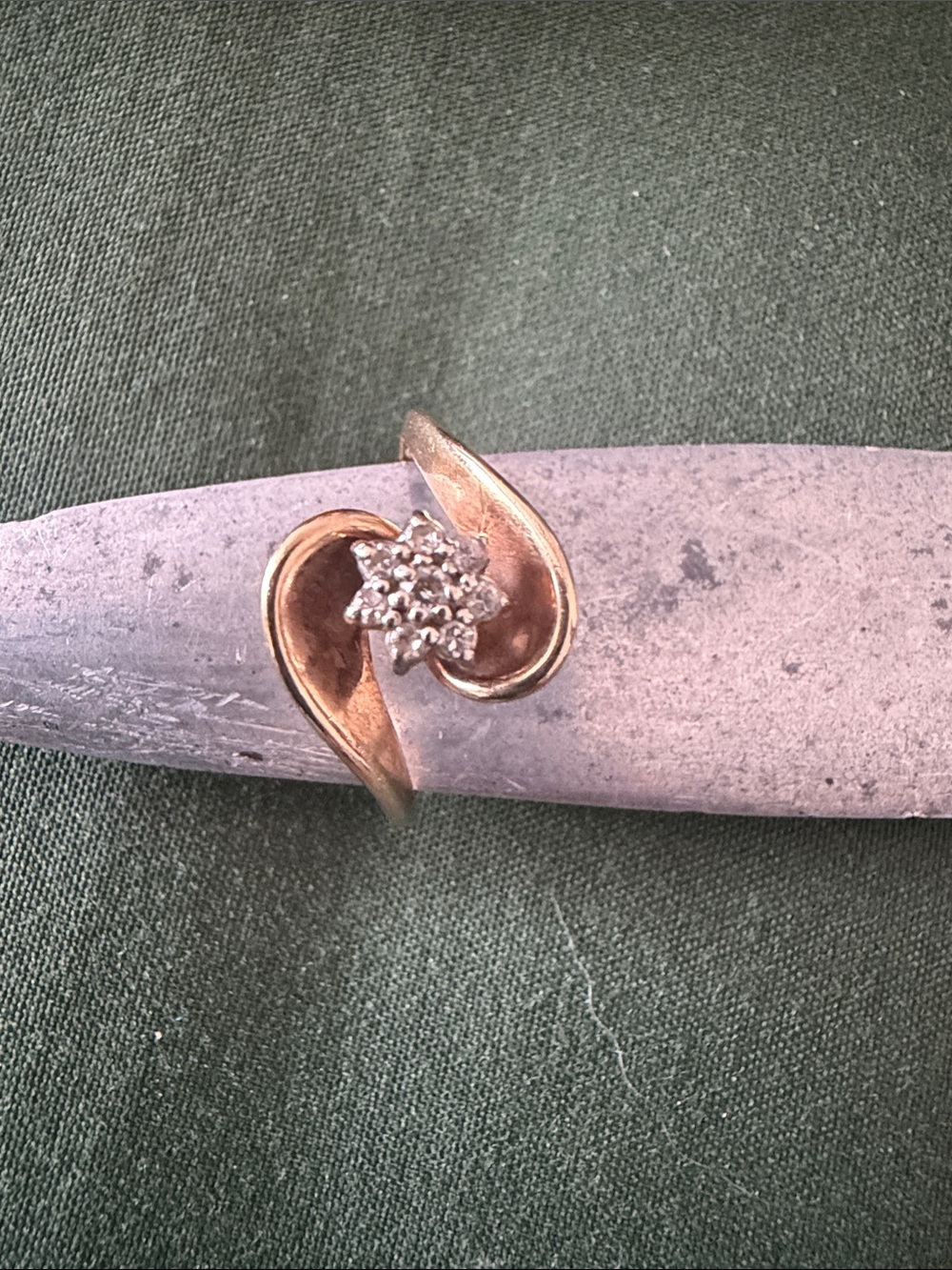 10k Gold Classic Floral Cluster Ring with 8 Small Diamonds